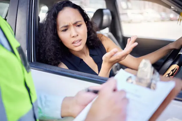 Mulher inconformada com multa de trânsito